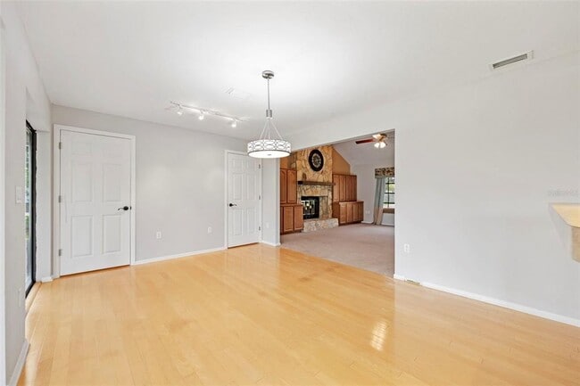 Building Photo - 8006 Oak Dr