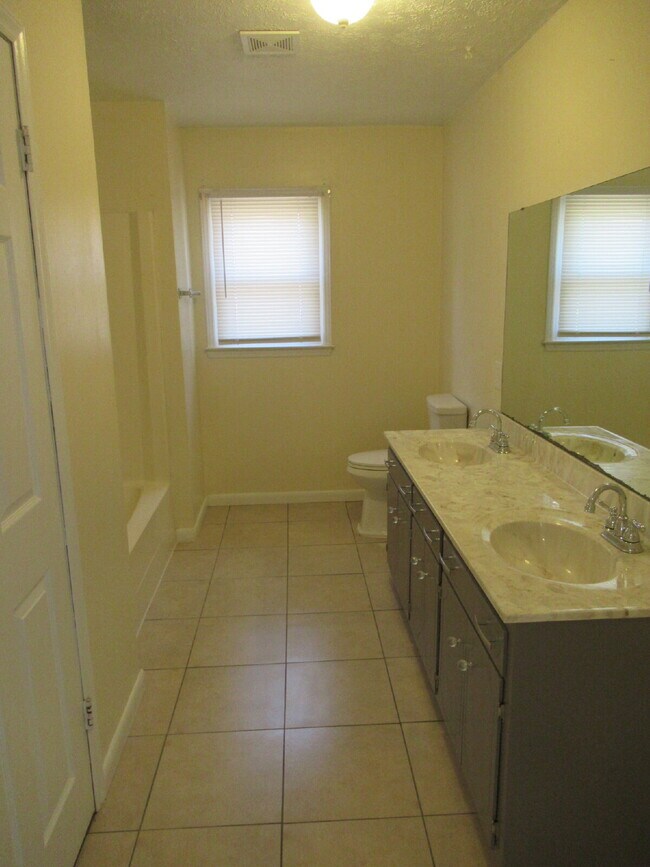 Building Photo - Charming Brick Ranch in a Convenient Lincolnton Location!