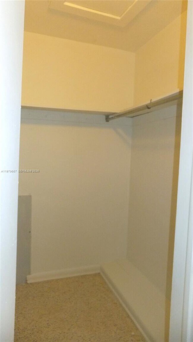 Building Photo - 6125 SW 48th Ct