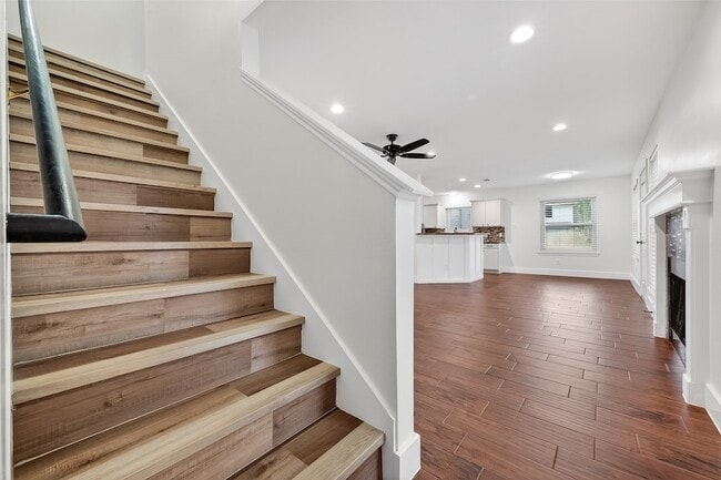 Building Photo - 2018 Village Ct Ln