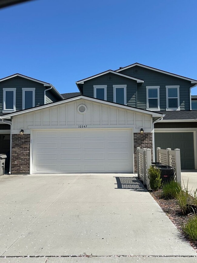 Primary Photo - Modern Townhome Near Eagle Greenbelt..3-be...