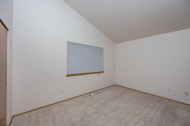 Building Photo - Rambler 3 Bedroom 2 Bath Fenced Yard - Orting