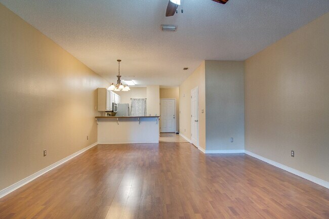 Building Photo - Santa Rosa 3/2.5 Townhome – Minutes from N...