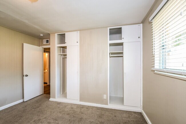 Building Photo - 933 Lebon Dr