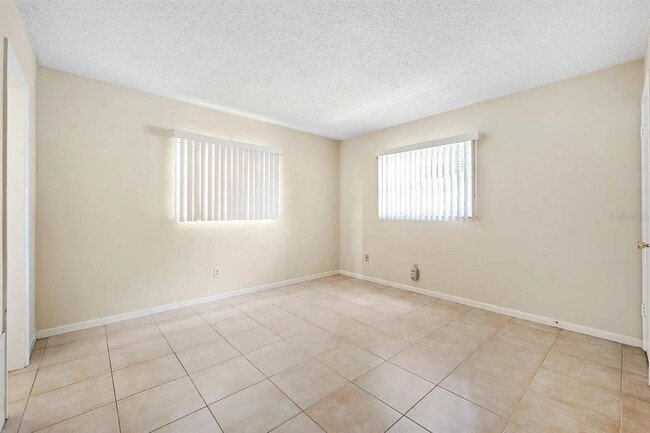 Building Photo - 2525 W Bay Dr