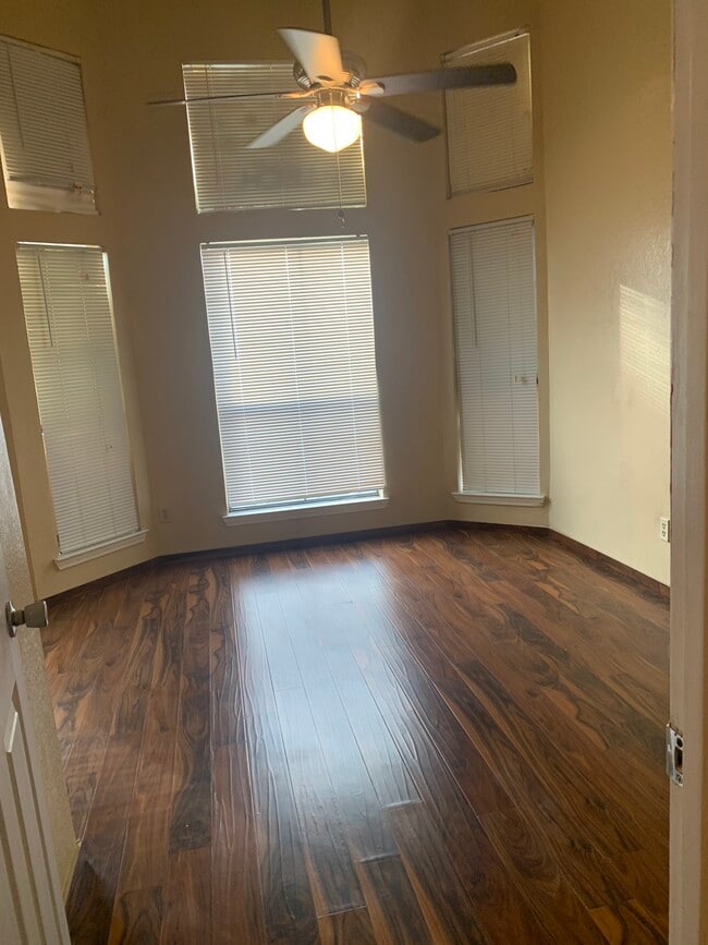 Building Photo - 3414 Country Club Dr W