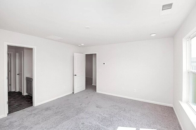 Building Photo - Home with 4 bedrooms, 3 full baths Fence in Yard