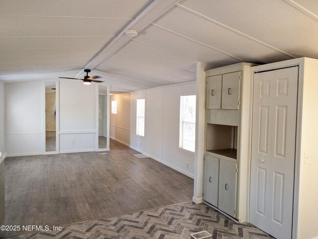Building Photo - 179 Violet Cir