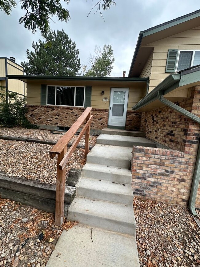 Building Photo - Fantastic 4 bdrm home avail NOW