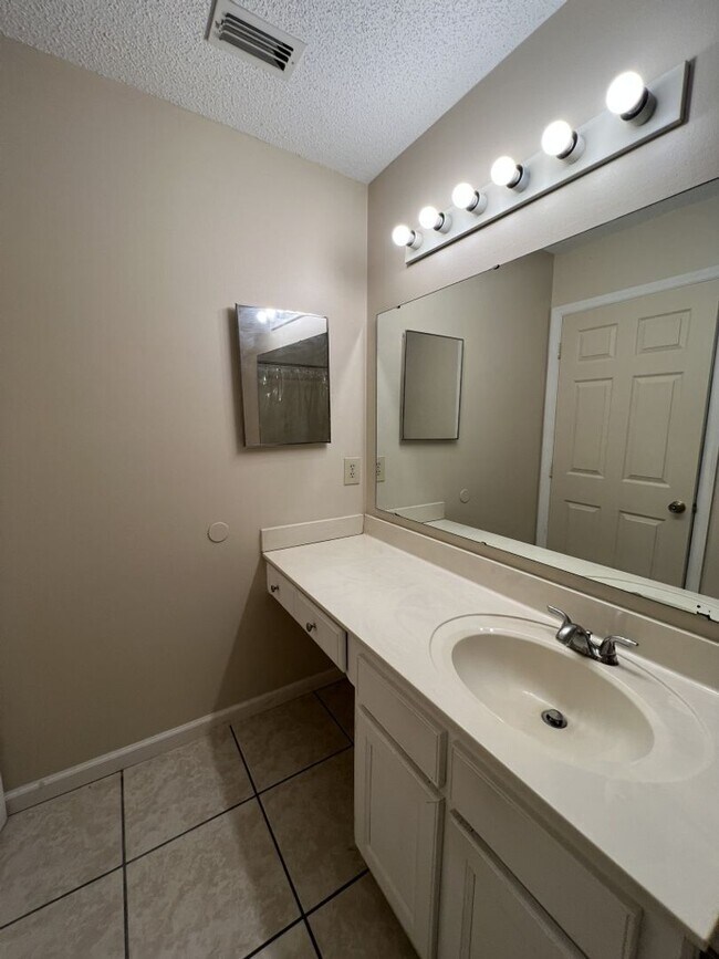 Building Photo - 155 E Lakemont Dr