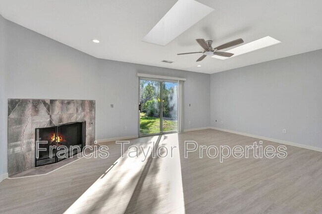 Building Photo - 16303 Avenida Florencia