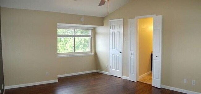 Building Photo - 8750 Park Ln