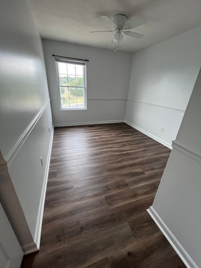 Building Photo - Freshly Painted and New Flooring!