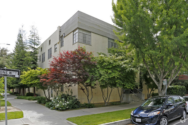 Primary Photo - 17th & N Apartments