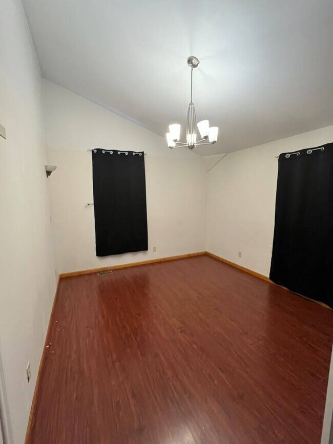 Building Photo - "Spacious 3 Bedroom/2 Bath Home in Florissant!"  Available for Move-In on 8/15/2026