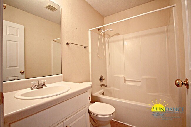 Building Photo - Great 3 Bedroom Home in Mary Esther!