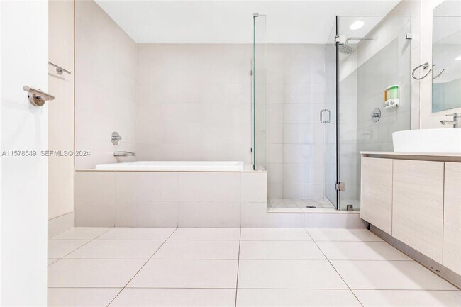 Building Photo - 2600 E Hallandale Beach Blvd