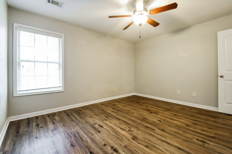 Building Photo - 71 Cliffhaven Cir