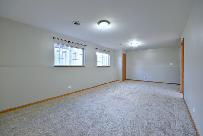 Building Photo - 19 E Pineview Dr
