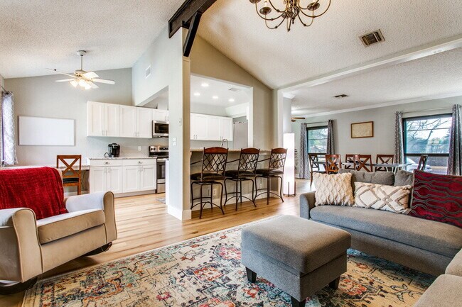 Building Photo - "Charming 3-Bedroom Haven with Cozy Fireplace in San Antonio – 1570 Sq Ft of Comfort!"