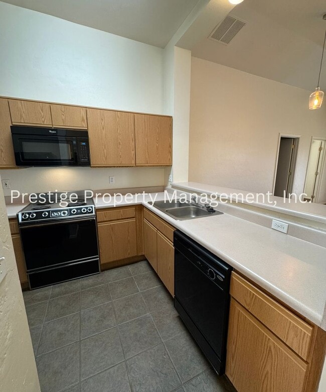 Building Photo - Cozy East Side Home W/ a Den