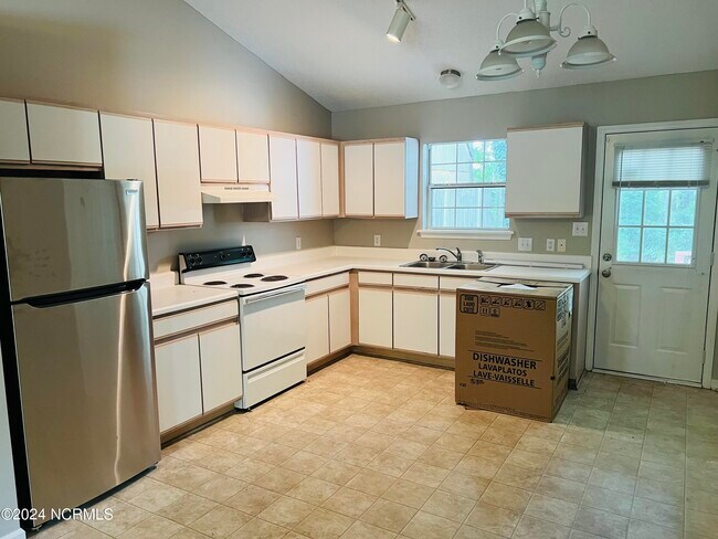 Building Photo - 1810 Summerhaven Dr