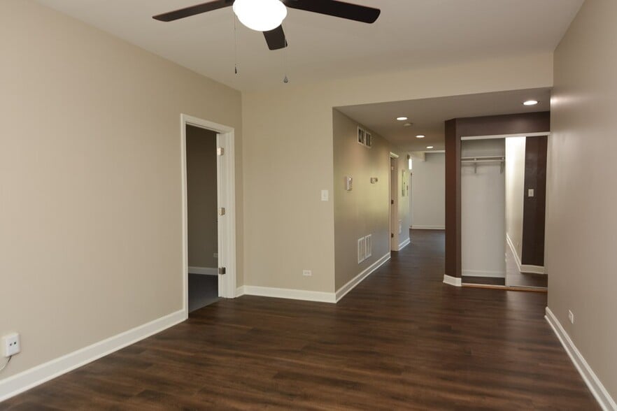 Building Photo - 5208 N Sawyer Ave
