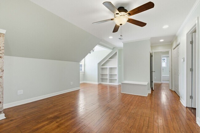 Building Photo - 1 Month's Free Rent - 5 Bedroom Home Between 12 South and Oak Hill