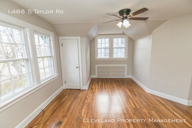 Building Photo - Charming 3 Bedroom Home