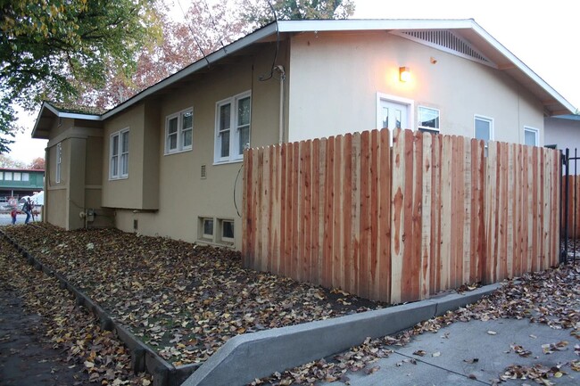 Building Photo - Midtown Spacious 3 bedroom, 2 bath home