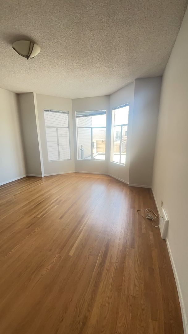 Building Photo - 2649