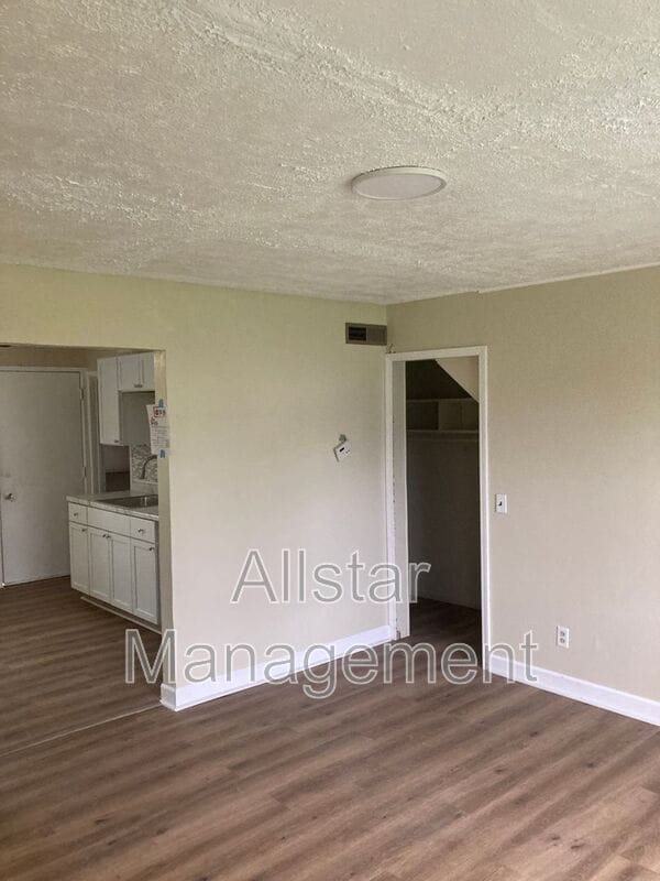 Building Photo - 938 S Central Dr