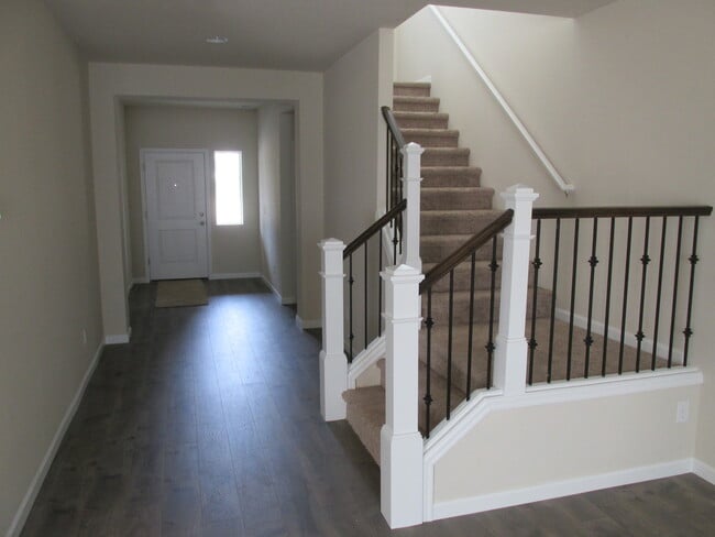 Building Photo - $500 off 1st month! New carpet, hardwoods, quartz counters, 4 Br 2.5 bth  fenced yard, walk to park!