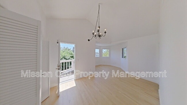 Building Photo - 2570 Lillie Ave