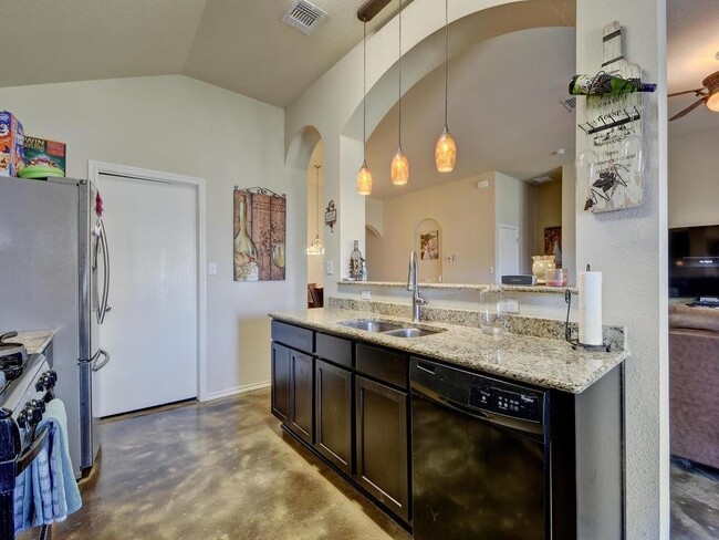 Building Photo - 1096 Twin Estates Dr