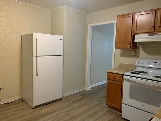 Building Photo - Updated 2 Bedroom, 1 Bath Apartment