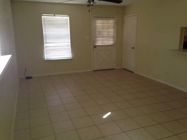 Building Photo - 208 NW River Rd