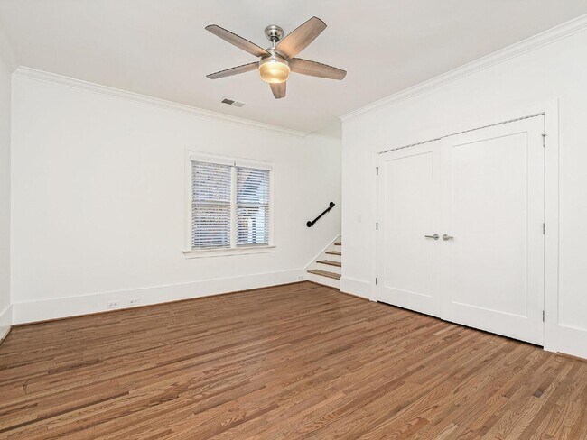 Building Photo - Beautifully built, renovated home boasts 5 BD, 5 BT, providing ample space for a growing family a...