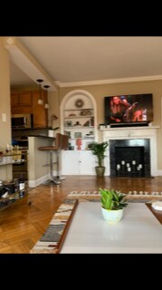 Kitchen Bar Area - 2000 N Lincoln Park W