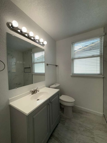 Building Photo - 215 Laurelwood Dr