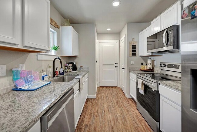 Building Photo - Near brand new 3 bd/2 bth home in quiet neighborhood! Turf backyard w/ pergola! All appliances! 1...