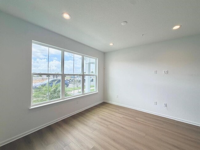 Building Photo - 1887 Pinecliff Dr