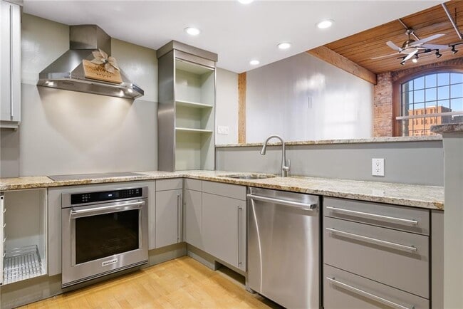 Building Photo - 555 S Water St