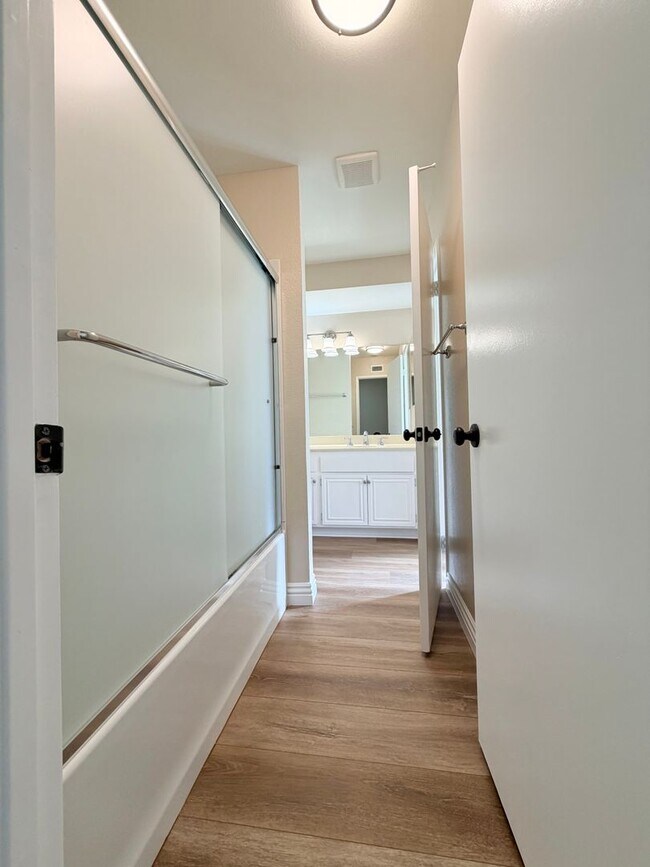 Building Photo - Beautiful End-Unit Townhome 2 bedroom and 1.5 bath