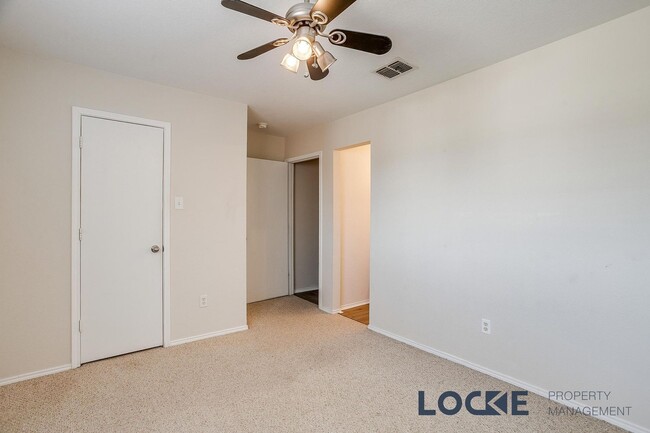 Building Photo - Cozy 2 bed, 1.5 Bath Townhome with Fenced ...