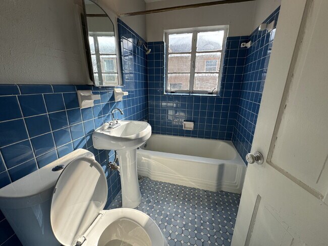 Building Photo - 944 W Huisache Ave