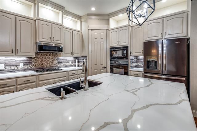 Building Photo - 8779 Oak Stream
