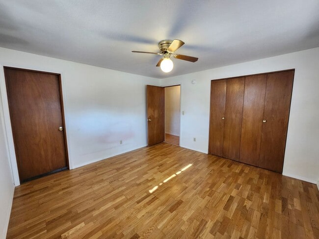 Building Photo - 2108 W 9th Pl