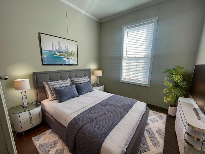 Building Photo - 16185 Notre Dame St