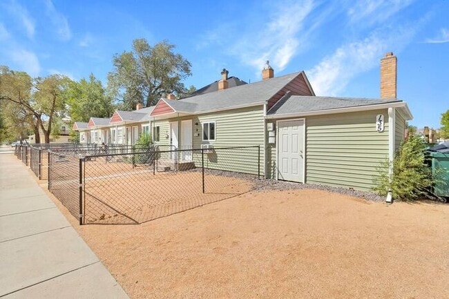 Building Photo - Bright Downtown Studio Apartment
